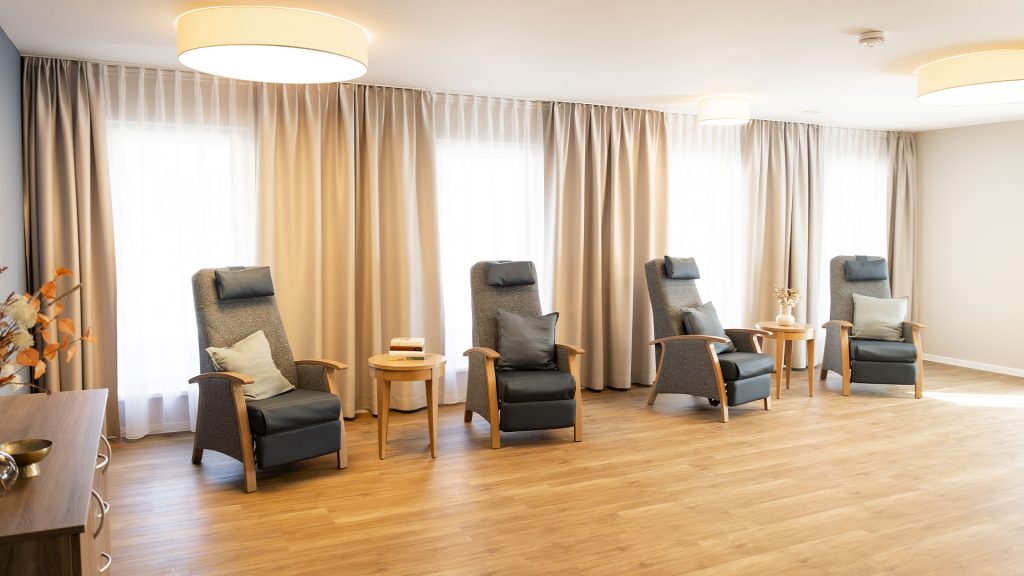 Heller Aufenthaltsraum mit gemütlichen Sesseln im Lebenspark Cottbus – ein Ort zum Entspannen, Lesen und Wohlfühlen.