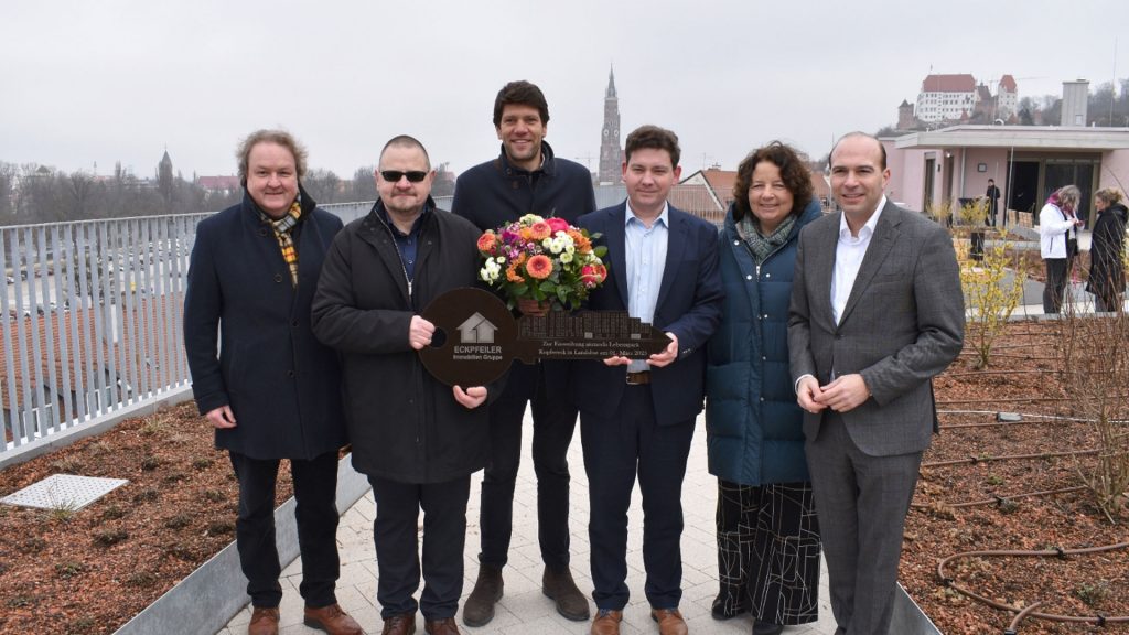 Feierliche Schlüsselübergabe zur Eröffnung des Lebensparks am Kupfereck in Landshut mit Vertretern der Eckpfeiler Immobilien Gruppe und Partnern.
